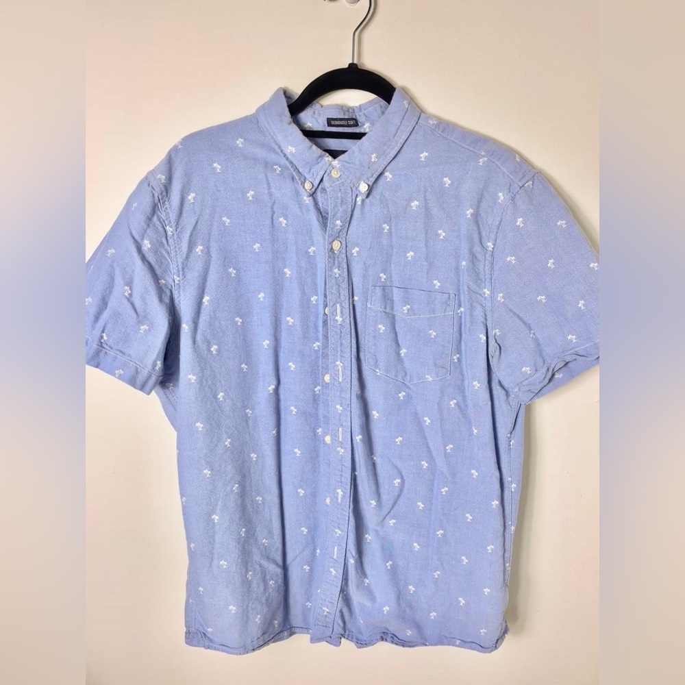 American Eagle Outfitters Men’s Light Blue Tropical Patterned Button Down Shirt